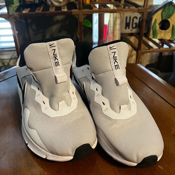 Nike Black and White legend essentials 2 - Picture 1 of 4